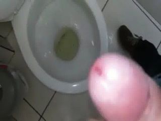 dotado punheta no banheiro