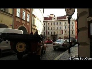 joven chico golpea viejo abuelita turística