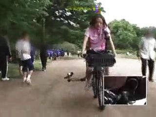 se masturba en la bicicleta