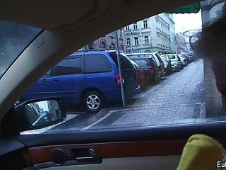 mamada y eyaculacion en coche