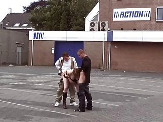 abuela follada por 2 chicos jóvenes pollones