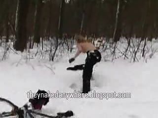 desnuda en la nieve
