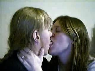 lesbiana besando a la fuerza