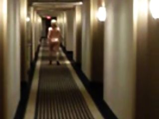 bailando desnuda en el hotel