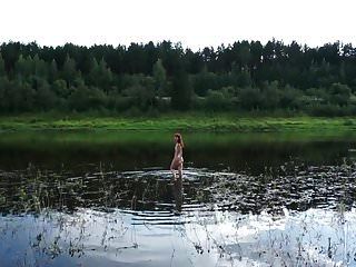 desnudo en el rio